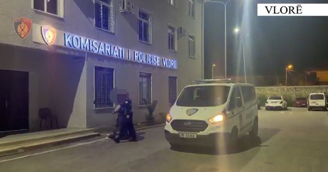 3 persona kanosin me ar më një 35 vjeçar në Vlorë  tentojnë ta nxjerrin me forcë nga makina