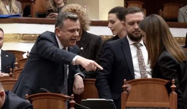  Ta tregoj unë ty   Përplasje në Kuvend edhe mes Ballës dhe deputetes Hoti  Ndërpritet seanca