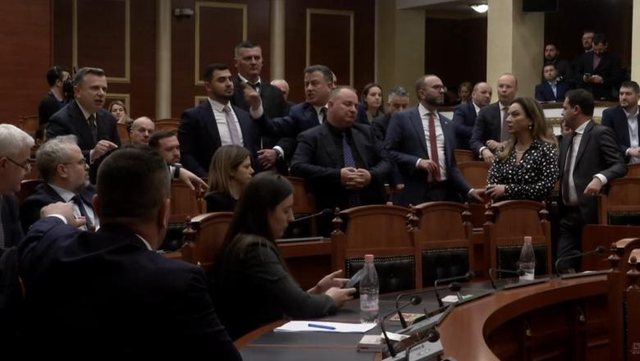  O Toyota Yaris  ushtar i Suel Çelës   Flamur Noka i gjuan Taulant Ballës me shishe në sallë