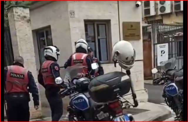  Mos më prekni   Qytetarja tenton vetëd jegien në Tiranë  ndërhyn Policia