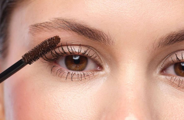 Lamtumirë rimelit të zi  Nuancat kafe po bëjnë namin këtë sezon