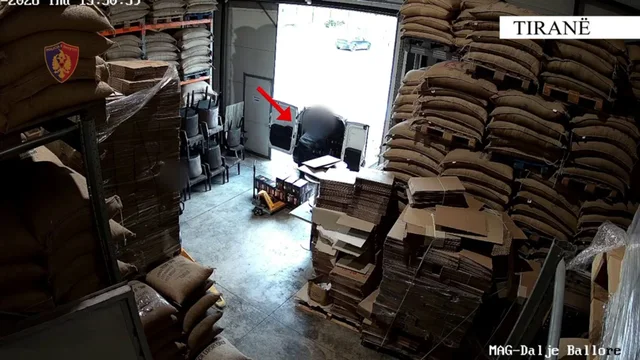 Vodhën 40 tonë kafe dhe përfituan 800 mijë euro  arrestohen dy magazinierë në Tiranë