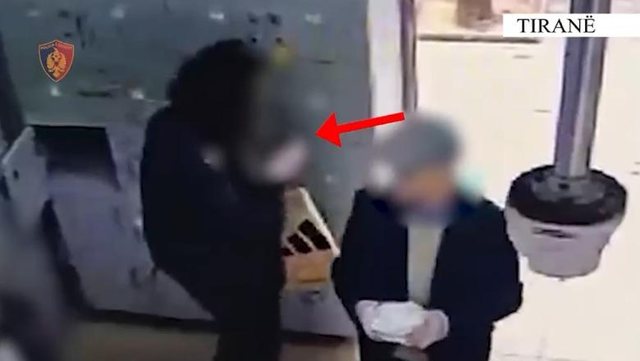 Grabiti 40 mijë paund nga kaseta e një marketi në Tirana  arrestohet rrobaqepësja