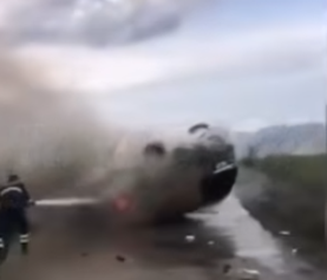 Makina del nga rruga në Devoll dhe përfshihet nga flakët  shpëtojnë mrekullisht 3 të rinjtë