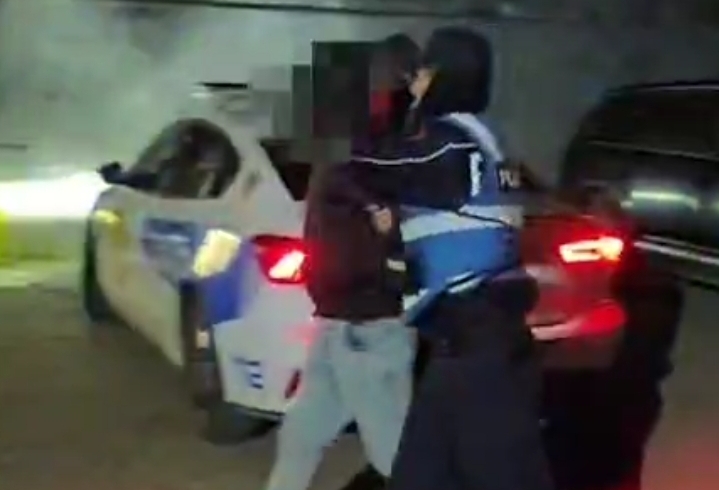 Një vit e gjysmë përndjekje  i riu rrëmben një grua dhe dhuron personin që e shoqëronte  Çfarë zbuloi policia