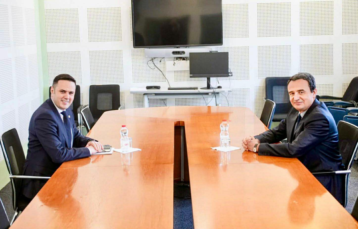 Sot rinisin diskutimet për çështjen e Presidentit në Kosovë  takim Kurti Abdixhiku në Kuvend