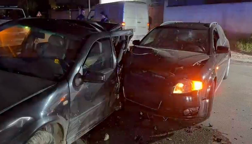 Fier  Po e ndiqte policia  shkakton aksident duke u përplasur me një mjet tjetër dhe përfundon në spital