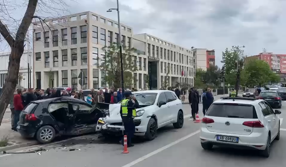 Përplasen dy automjete në Laç  tre të plagosur rëndë