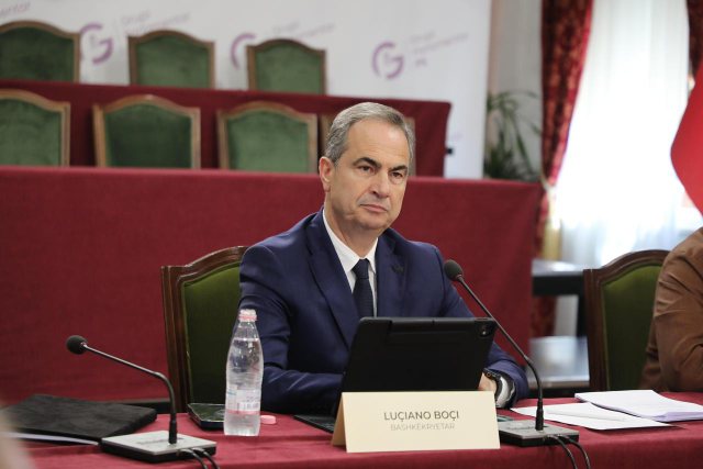 Tensione në Komisionin për Edukimin  ministrja Mirela Kumbaro largohet nga seanca dëgjimore pas pyetjeve drejtuar nga deputeti Boçi