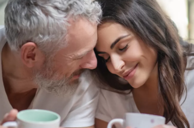 Dashuria apo mosha  Studimi që po intrigon çiftet me diferencë të madhe