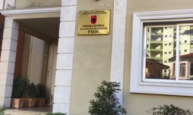 Prokuroria çon në gjyq policin e  Shqiponjave   Dyshohet se rekrutoi nxënësin e mitur me vështirësi ekonomike për shpërndarje droge