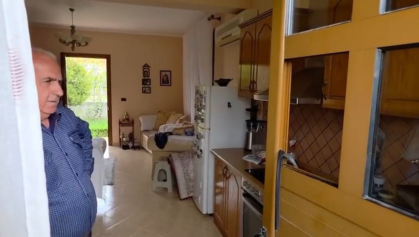 Policia për hajdutin e gjendur i pajetë në dritare  Nuk kishte shenja dh une  dyshohet se u asfiksua