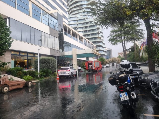 Zjarr në  Hotel Tirana   ndërhyjnë forcat zjarrfikëse