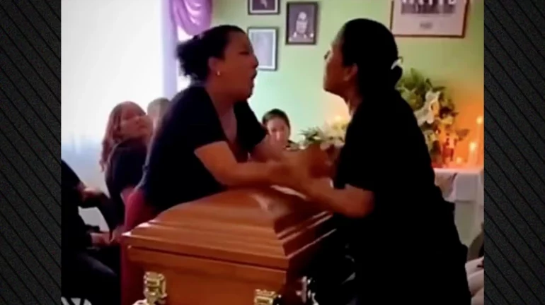  Do më mungosh dashuria ime   Gratë rrihen sipër arkivolit gjatë ceremonisë së varrimit  Kush je ti   VIDEO 