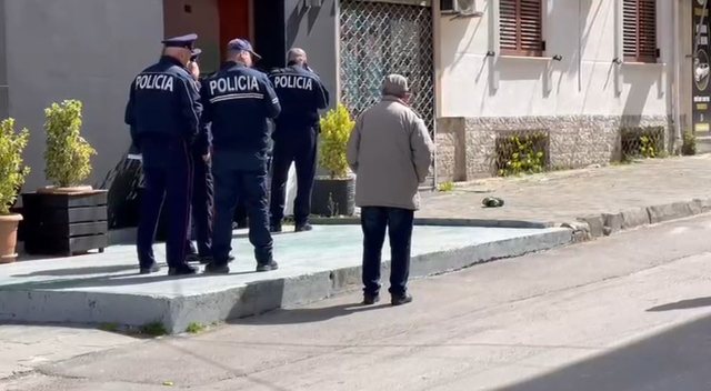 Përleshje e dhu nshme mes dy grupeve në Korçë  një i ri përfundon në spital