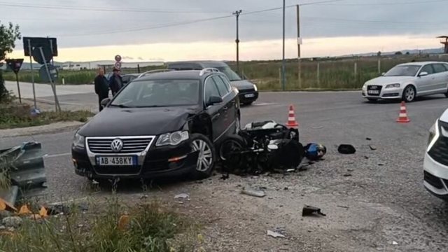 Përplasje mes një makine dhe motori në aksin Lushnje Fier  drejtuesi rëndë në spital