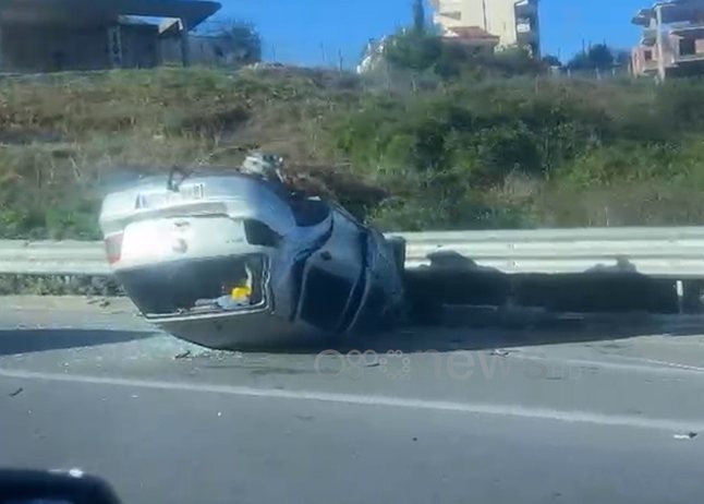 Aksident në Shkozë  automjeti përmbyset në Unazën e Madhe