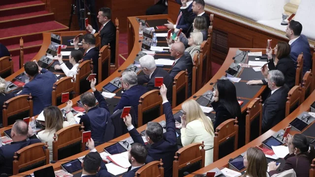 Mazhoranca rrëzon kërkesën e opozitës për interpelancë me Edi Rama