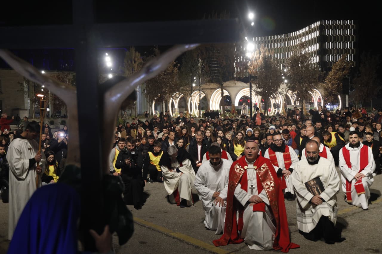 Tiranë  Qindra besimtarë katolikë kremtojnë  Udhën e Kryqit   Imzot Arjan Dodaj  Drejtësia represive mbyt të ardhmen