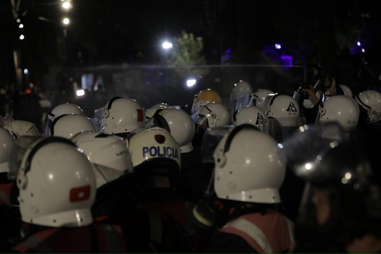 Protesta në Tiranë  dëmtohet një punonjës i Forcës Kombëtare të Sigurisë