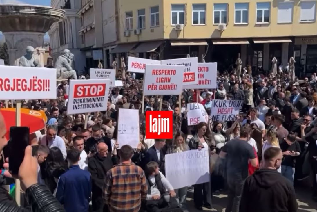 Protestë masive e studentëve shqiptarë në Shkup për gjuhën shqipe   Ligji në letër  diskriminim në praktikë 