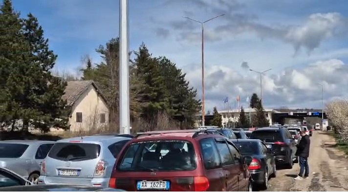 Dy orë pritje në Qafë Thanë  shqiptarët udhëtojnë drejt Maqedonisë së Veriut për naftë dhe ushqime