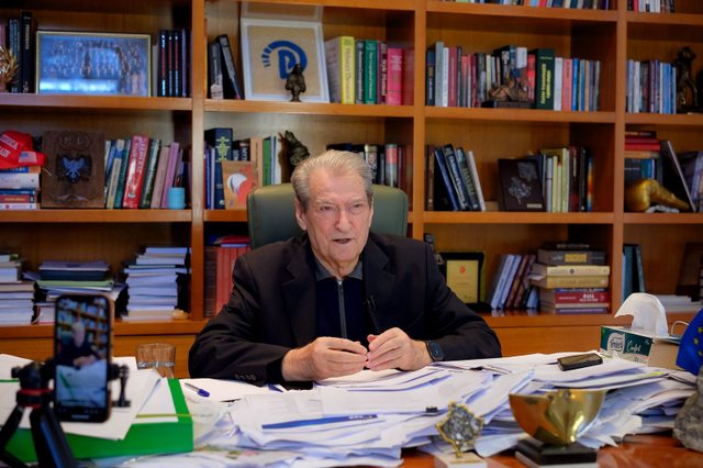 Berisha akuzon Ramën për diskriminim ekonomik ndaj veriut të Shqipërisë  Nga  Paketa e Maleve  jep në Maminas me 60 metra lartësi