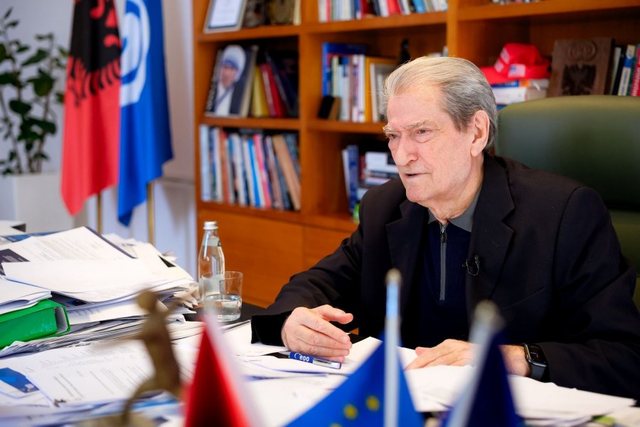 Berisha sulmon Ramën   Heqjen e vizave e paraqet si arritjen e tij  Në 2020 dërgonte emaile në Bruksel kundër heqjes së tyre 