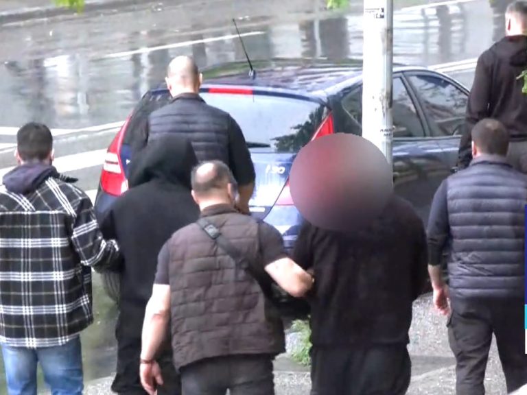 Gjobë 200 mijë euro biznesmenit për një video me të mitur  përse janë zhytur dy burra shqiptarë dhe si u përthithën nga policia greke