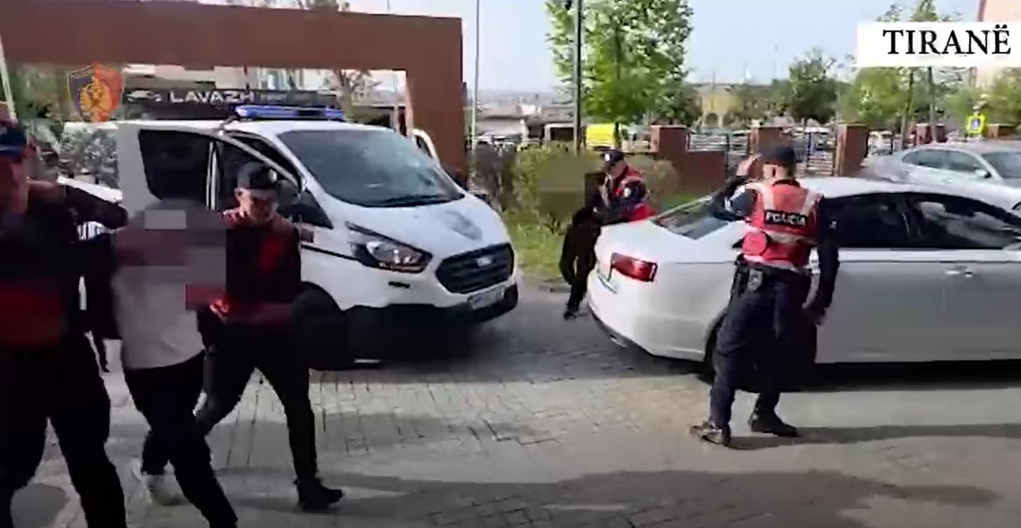 Tiranë  Pistoletë pa leje në makinë  arrestohen dy të rinj   procedohet edhe shoferi