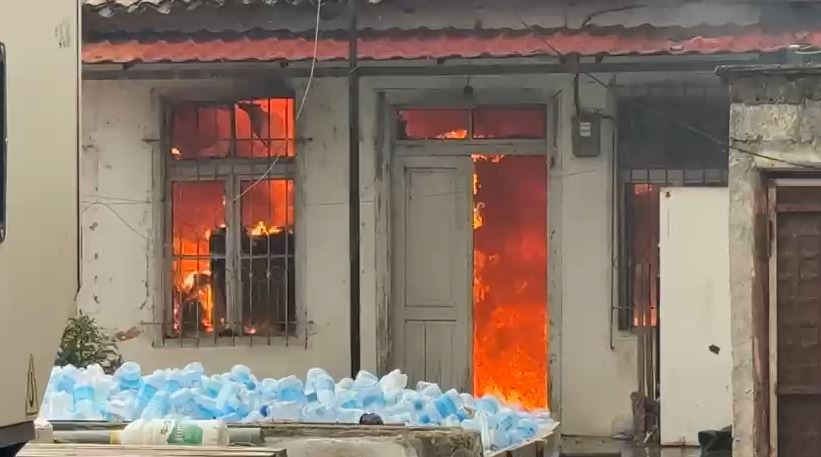 zjarri-perfshin-nje-banese-te-vjeter-ne-qender-te-elbasanit-banoret-ne-panik