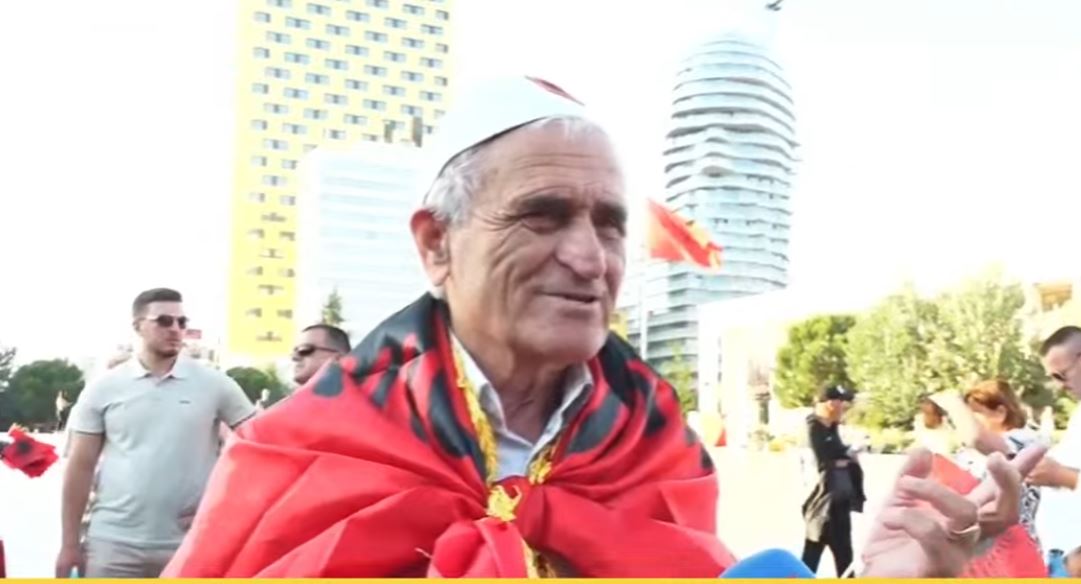 protestuesi-ne-tirane-i-bej-thirrje-rames-dhe-berishes-te-largohen
