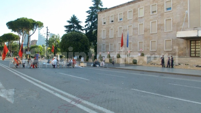 Protestuesit vijojnë qëndrimin para Kryeministrisë  bllokohet qarkullimi në bulevardin  Dëshmorët e Kombit 