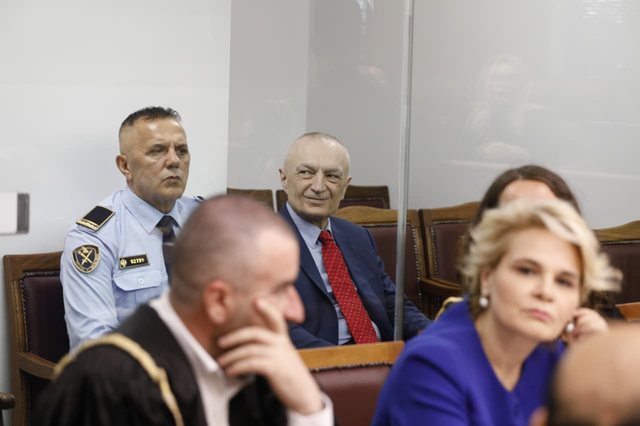 Gjyqi Meta Kryemadhi   Avokati i ish deputetes mbetet sërish jashtë sallës  refuzon kontrollin e çantës