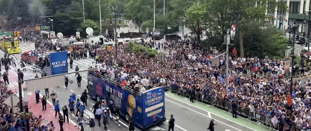 panik-ne-nju-jork-te-shtena-me-arme-zjarri-ne-times-square-gjate-parades-se-titullit-te-knicks-ne-nba