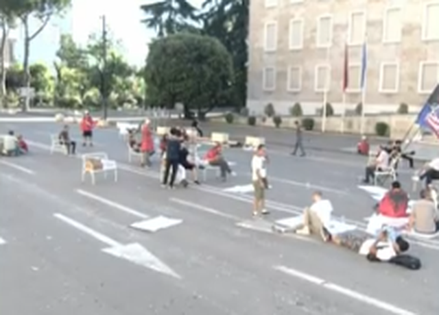  Je i rrethuar  nuk ke ku shkon   Protestuesit kalojnë natën para Kryeministrisë  kërkojnë plotësimin e kërkesave të tyre