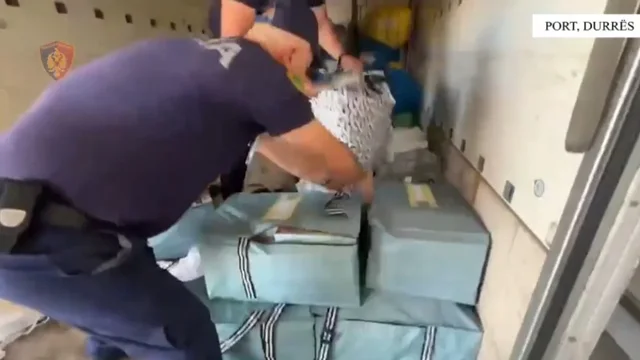 Sekuestrohen 798 steka cigare kontrabandë në Portin e Durrësit  arrestohet i riu  Çfarë iu gjend në banesë 