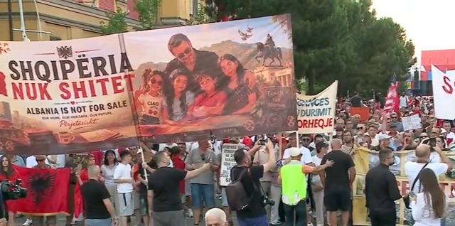  Pa rini nuk ka Shqipëri  Poshtë patronazhistët   Vazhdon dita e 28 e protestës në Tiranë