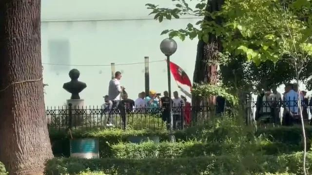 Tensionohet protesta para Parlamentit  Tubuesit qëllojnë me vezë në drejtim të godinës së Kuvendit