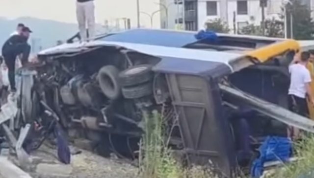 Aksident në autostradën Tiranë Durrës  furgoni me pasagjerë del nga rruga dhe përfundon në kanal