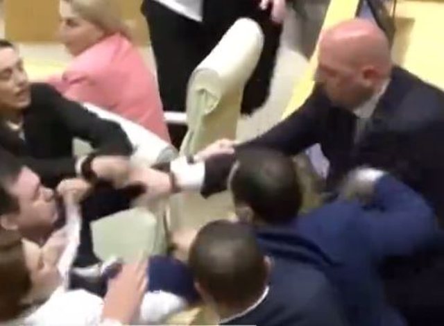 jo-vetem-ne-shqiperi-parlamenti-kthehet-ne-ring-boksi-ne-gjergji-video