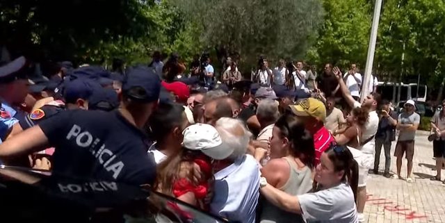 Tensionet te Parlamenti  Protestuesit tentojnë të bllokojnë hyrjen  përplasen me policinë  ndërhyn FNSH