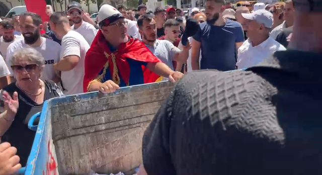  Këtu e keni vendin  në kosh  Tensionohet situata para Kuvendit  Video