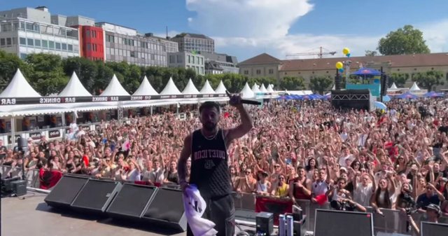 gjesti-paralajmeron-surprize-per-fansat-gjate-performances-ne-zvicer