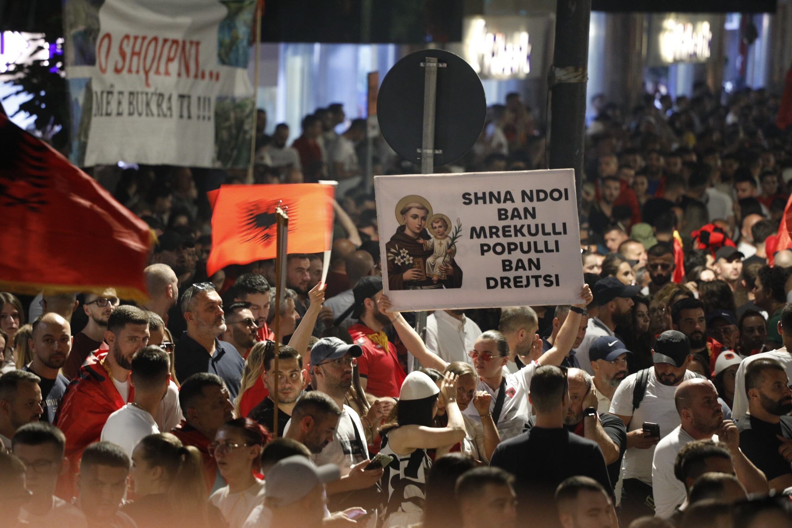 Protesta kthehet në revoltë maratonë kundër të gjithë klasës politike  Ju erdhi fundi 