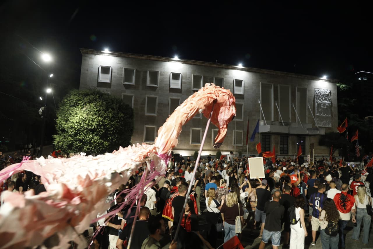 Protesta nuk ndalet  një pjesë e qytetarëve kalojnë natën para Kryeministrisë