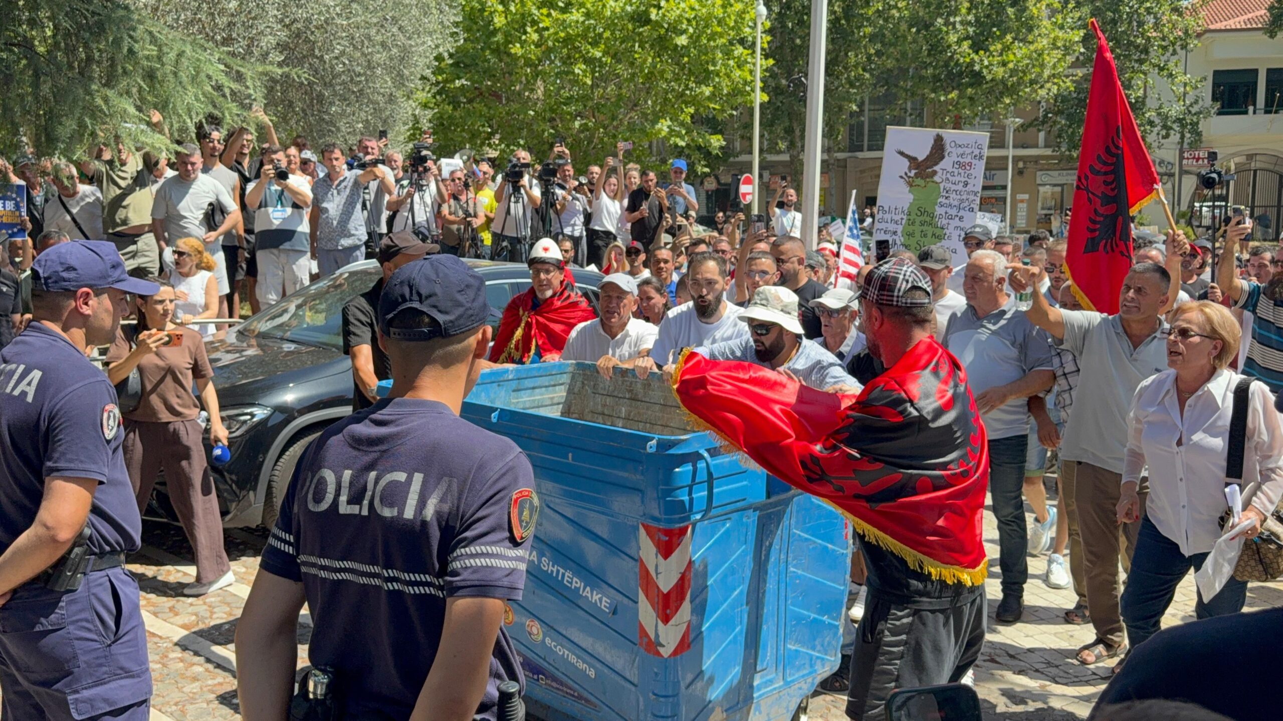 Lëvizja Flamingo  Si Gjenerata Z e Shqipërisë po e mund Edi Ramën në lojën e tij