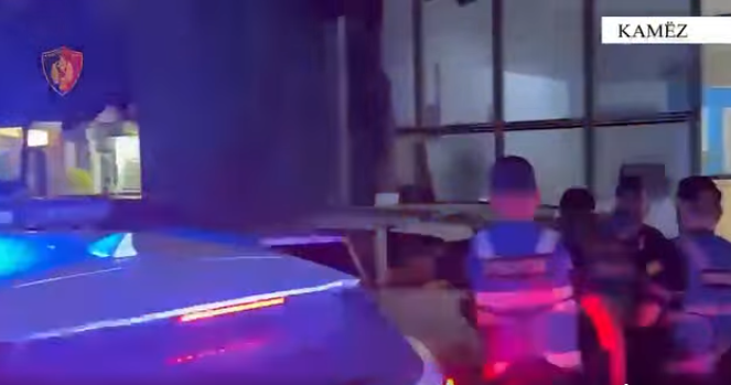 Qëlloi me armë automatike drejt një servisi celularësh  arrestohet i riu