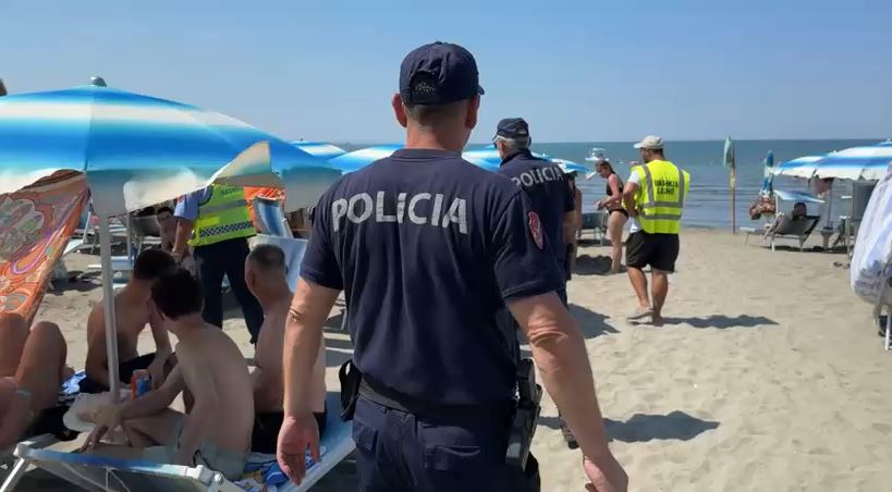 Aksion ndaj zaptimit të plazheve në Shëngjin  Sekuestrohen dhjetëra shezllone pa leje