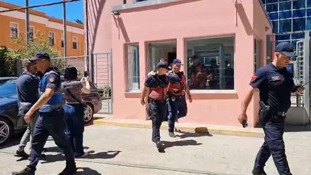 u-ngriten-menjehere-dhe-e-goditen-me-grushte-deshmojne-policet-e-burgjeve-zbardhet-sherri-mes-vellezerve-bushgjoka-dhe-petrit-cakrit